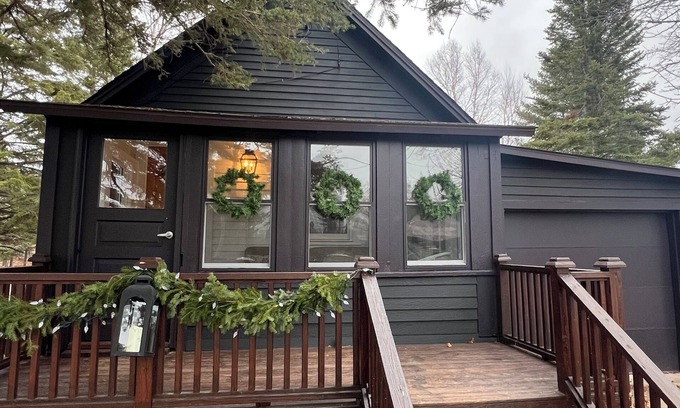 Laurium Hütte | Historische Storybook Beach Cottage at Tamarack Wasserwerk