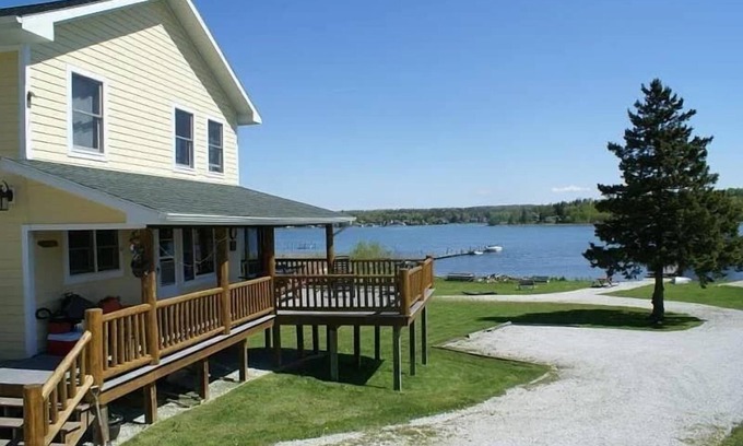 Cedarville Haus | 'Northside' Cottage w screened in porch