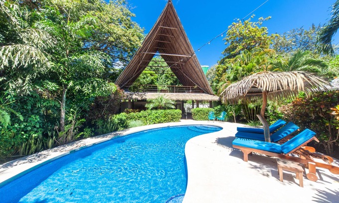 Playa Guiones Haus | Nosara Beach Compound mit Pool - 2 Minuten zu Fuß zum Strand von Guiones!