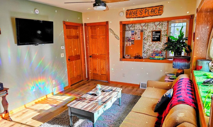 La Crosse Haus | Nostalgic Retro Cottage, Blocks Away from Mississippi River. Full Fenced in Yard