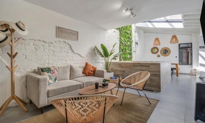 La Florida Wohnung | NOWA Makondo Apt - Large Jacuzzi and AC on Main Provenza St