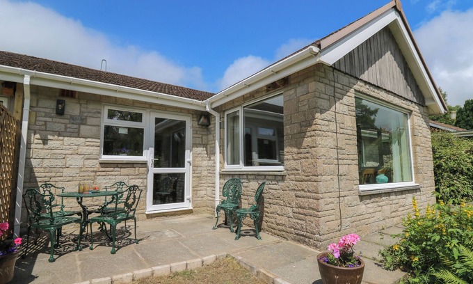 Rhayader Hütte | NUTHATCH COTTAGE AT RIVERSIDE LODGE, pet friendly in Rhayader