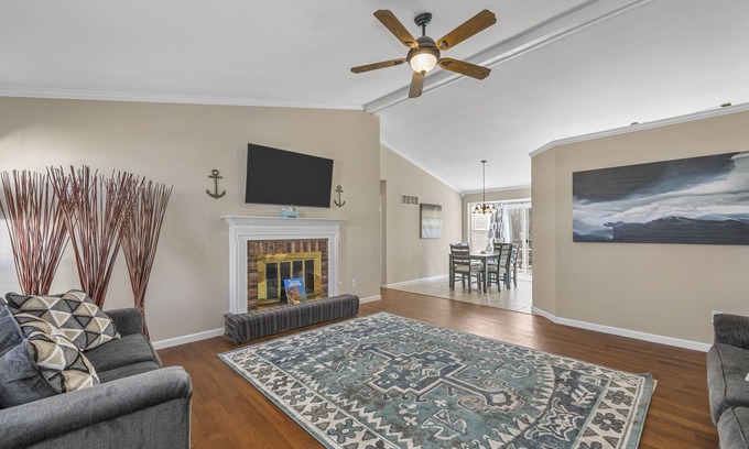 O'Fallon Haus | O'Fallon Edge Oasis- 4bd/3bt, Wooded Backyard, Office, Great Family Getaway