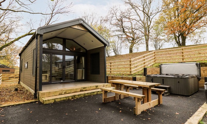 Llandrindod Wells Hütte | OAK TREE VIEW, with hot tub in Rhayader