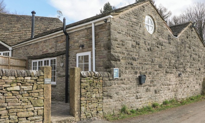 Macclesfield Hütte | OAKENBANK BARN, pet friendly, character holiday cottage in Bollington