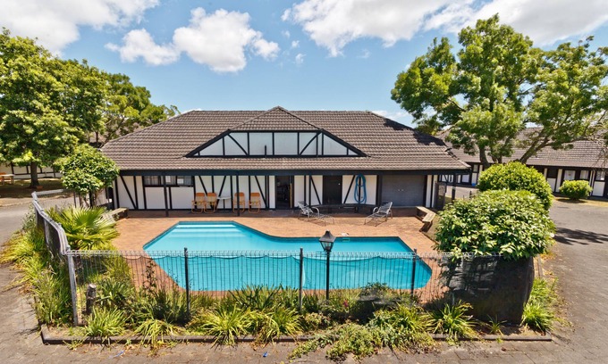 Mangere Hotel | Oakwood Manor Motor Lodge