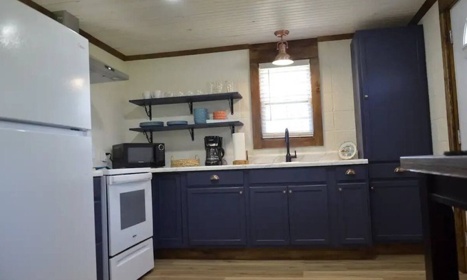 Story Hütte | Oauchita's Little Blue Cottage