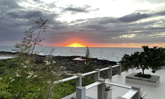 Northwest Point Eigentumswohnung | Ocean and sunset view condo!
