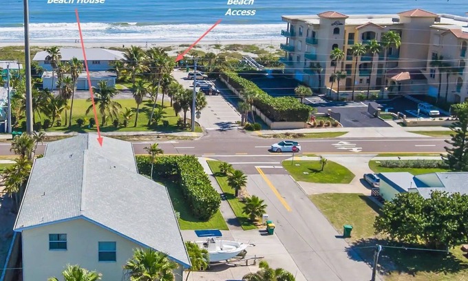 Cocoa Beach Haus | Ocean Blue Beach House: 3B/3B Downtown Cocoa Beach House