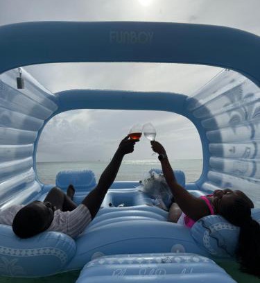 Seven Mile Beach Sonstige | Ocean cabana inflatable 90 minutes rental