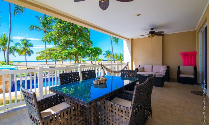 Barrio Los Villalobos Eigentumswohnung | Ocean front and just steps from the pools and ocean!