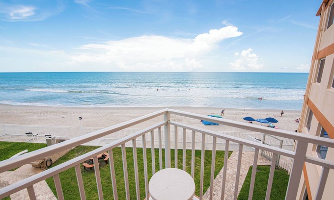 Satellite Beach Eigentumswohnung | Ocean Front Complex - Fantastische Aussicht auf das Meer!