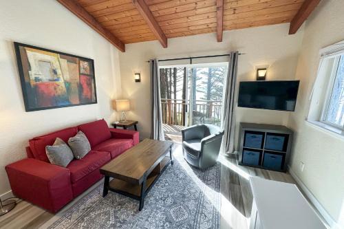 Yachats Wohnung | Ocean Front, Serenity at Oregon House, Stairs to the Beach!
