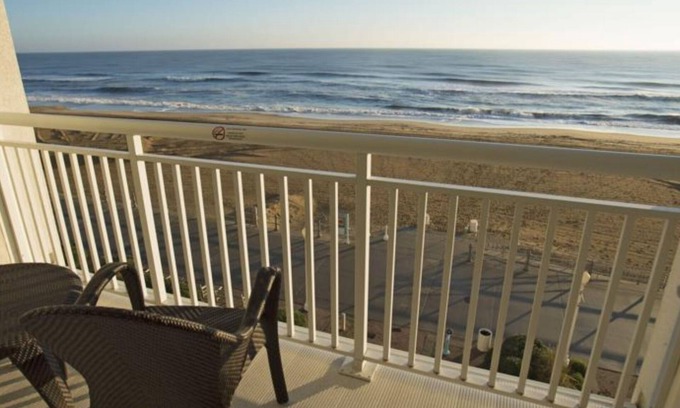 Northeast Virginia Beach Resort | Ocean Sands Resort mit einem schönen Balkon am Meer