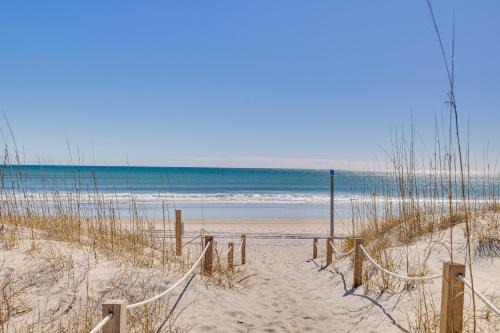 Emerald Isle Wohnung | Ocean-View Apt in Emerald Isle - Walk to Beaches!
