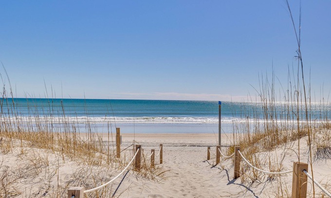 Emerald Isle Wohnung | Ocean-View Apt in Emerald Isle - Walk to Beaches!