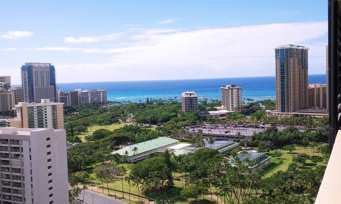 Waikiki Eigentumswohnung | Ocean view Cozy studio condo with gym, AC and kitchenette in Waikiki