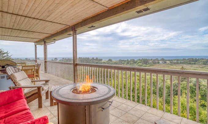 Neskowin Haus | Geräumiges Haus mit Meerblick, Kingsize-Suite und Whirlpool, zwei Wohnbereichen, Doppeldecks und Feuerstelle!