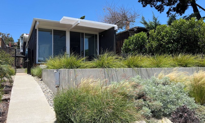 La Jolla Mesa Haus | Ocean View in PB-La Jolla. Highly Walkable!