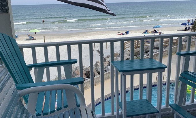 North Myrtle Beach Eigentumswohnung | OCEANFRONT 2 BR Condo-End-Einheit mit herrlichem Blick!
