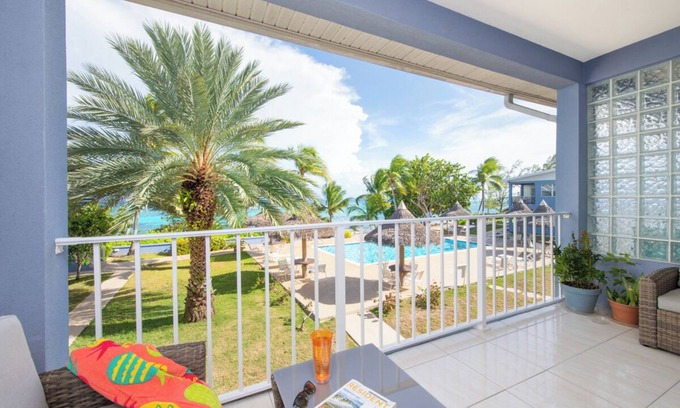 Bodden Town Wohnung | Salty Breezes and Palm Trees - 2 bed oceanfront