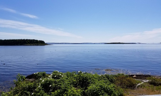 Mid-Coast and Islands Hütte | Ocean Watch - Relax and let the ocean sweep you away at this charming retreat