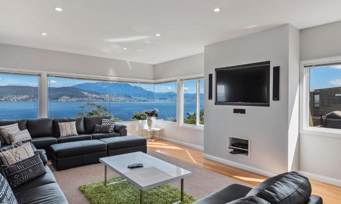 Tranmere Haus | Oceana Escape panoramic views luxury and space
