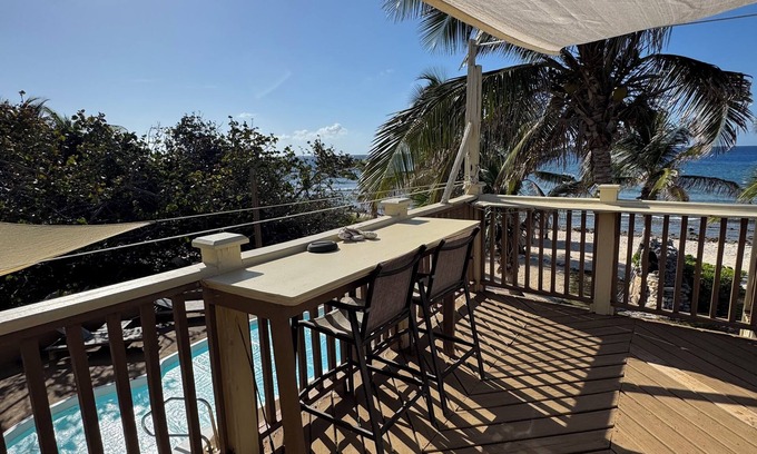 West End Wohnung | Oceanfront 1-bdr 1-bath "Coconut Palm Suite" 100 ft from the Ocean with a Pool!