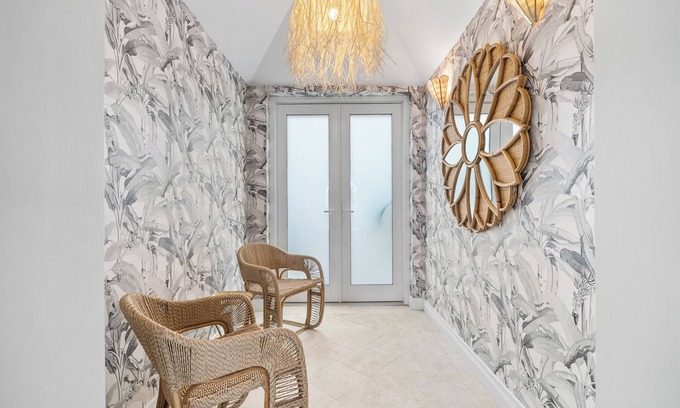 Westward Villas Subdivision Haus | Oceanfront 18-bedroom Estate with Pool