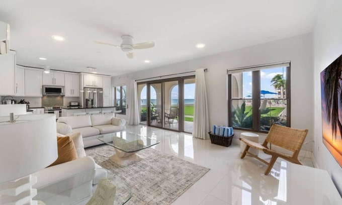 Seven Mile Beach Wohnung | Oceanfront 1st Floor w Views | 7mb | 3 Beds | Pool