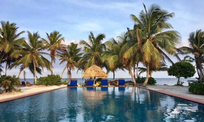 San Pedro Haus | Oceanfront 3Bd / 3Bth Home mit blauem Himmel, smaragdgrünem Meer, warmen Winden und Kokospalmen