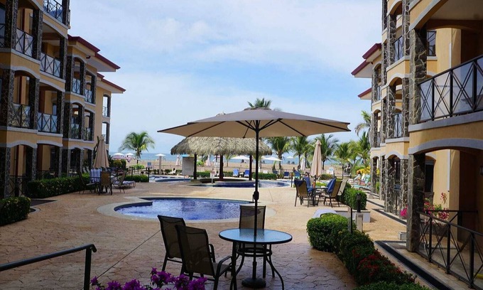 Barrio Los Villalobos Eigentumswohnung | Ocean Front 3BDR Condo with direct beach access