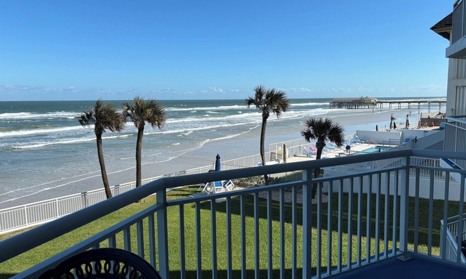 Ocean View Halifax Estates Eigentumswohnung | Oceanfront Condo in Daytona Beach Shores Stunning Views Family-Friendly Sleeps 6