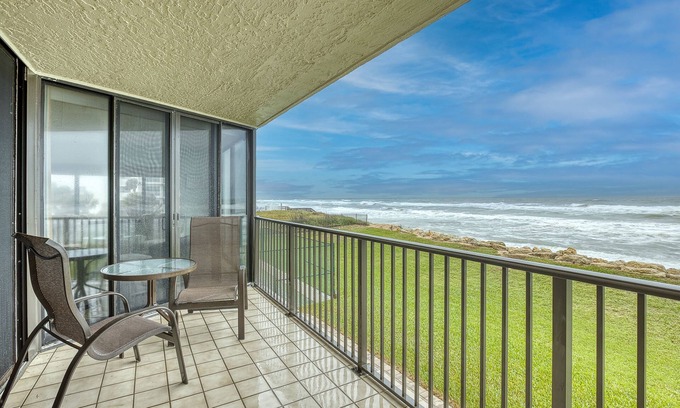 Bethune Beach Eigentumswohnung | Oceanfront Corner Unit at Chadham-by-the-Sea / Car Free Beach / CH210