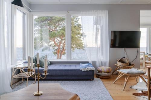 Stavsnas Haus | Oceanfront Escape with Sauna & Jacuzzi