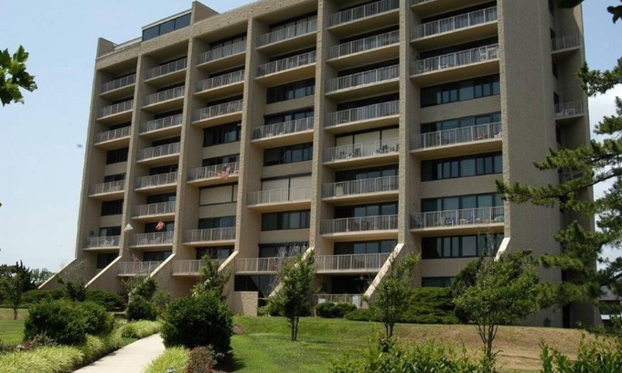 North Shores Eigentumswohnung | Oceanfront Getaway: 2BR Condo w/ Private Beach & Pool Near Cape Henlopen!