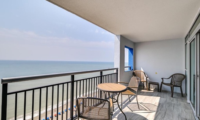 Downtown Myrtle Beach Wohnung | Oceanfront Myrtle Beach Condo with Pools and Hot Tubs