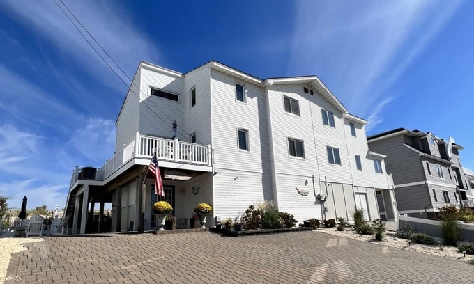 South Beach Haven Haus | OCEANFRONT! PRIVATE BEACH ACCESS. call 914-475-1235 Yr round RENTALS !