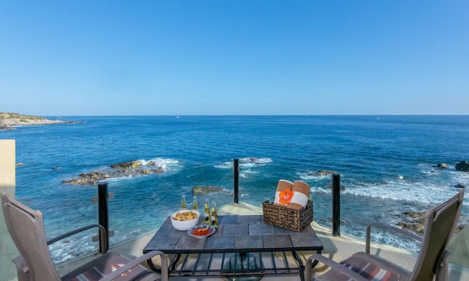 Cabo Bello Eigentumswohnung | OCEANFRONT, REMODELED, AMAZING LOCATION!