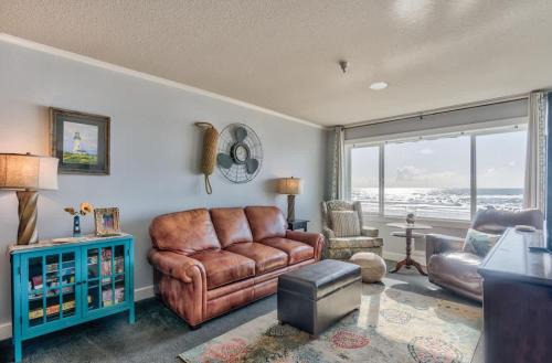 Lincoln City Haus | Oceanfront Suite - Top Floor - Pool and Sauna - Sleeps 4