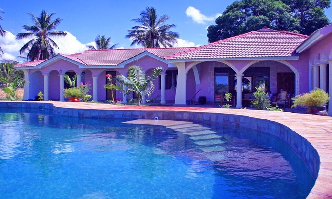 Mtwapa Villa | Villa direkt am Meer, NORDKÜSTE nahe Mombasa | Personal, 16m Pool, A/C, Park