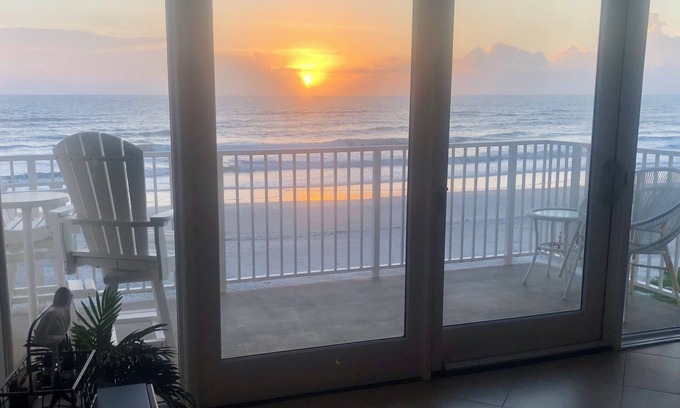 New Smyrna Beach Eigentumswohnung | Oceanfront Winter Escape March/April Availability –Fully Renovated 2BR/2BA Condo