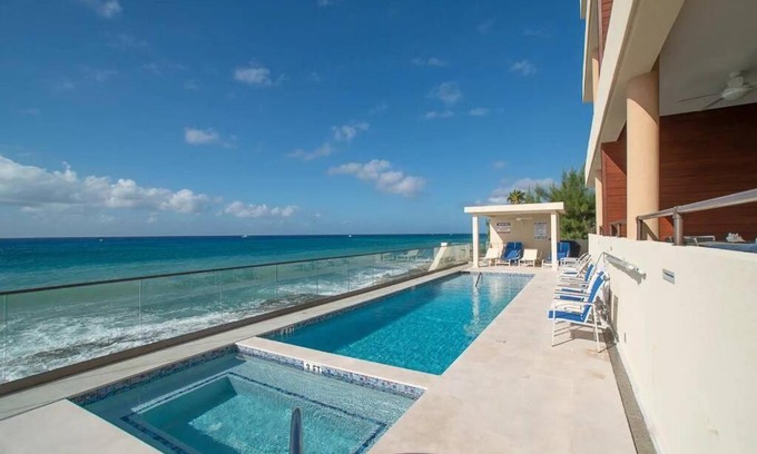 Northwest Point Wohnung | Oceanfront with 7 mile beach views, Ground-Floor, Pool, Sleeps 6