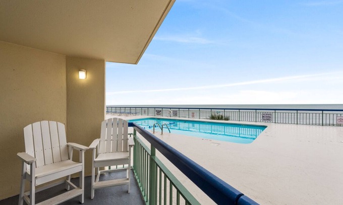 Cherry Grove Beach Eigentumswohnung | Oceans 415, Spacious 1 BR Ocean Front Condo with an Outdoor Swimming Pool