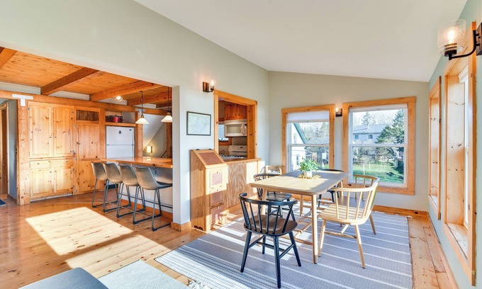 Bass Harbor Hütte | Oceanside Bass Harbor Home w/ Peaceful Deck!