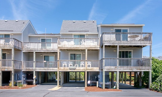 Sea Acres Eigentumswohnung | Oceanside condo in Duck with community pool & 2 en suites!