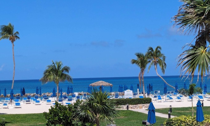 Seven Mile Beach Eigentumswohnung | 100+ 5-Sterne-Bewertungen von Oceanview komplett 2BR Wohnung renoviert. Keine täglichen Resortgebühren