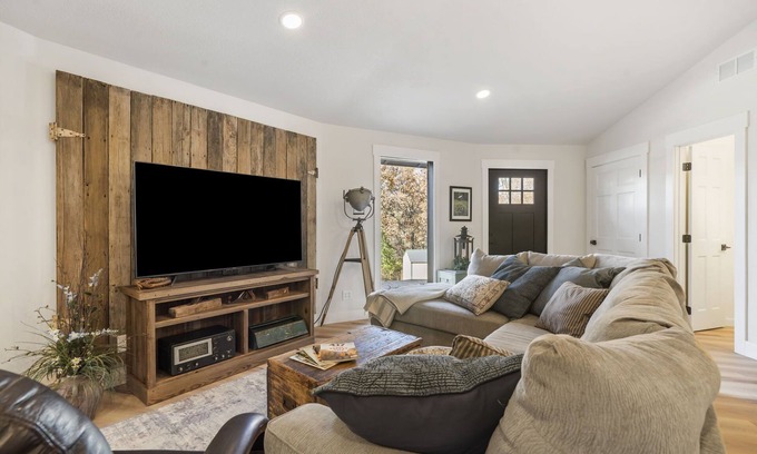 Elkland Haus | Octagon of the Ozark's. 10 minutes from Springfield! Remote feel, yet close.