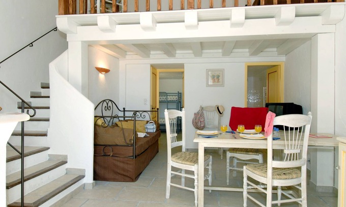 Gordes Haus | La Bastide des Chênes by Interhome