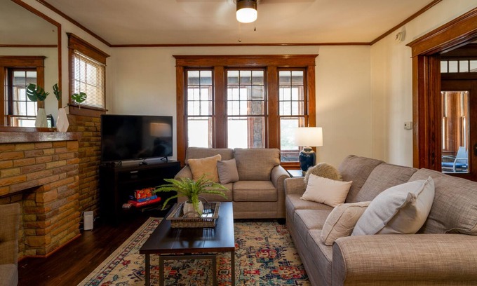 Morgantown Haus | ❤ of Morgantown★Parking★Smart TV★2min→WVU★